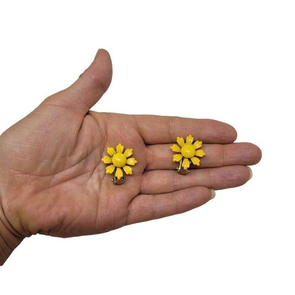 Vintage Unsigned Sunflower Yellow Enamel Clip On Earrings Flower Statement Gift - Picture 2 of 5